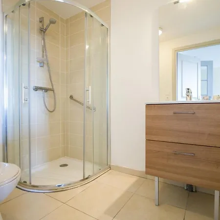 For 4 People With Balcony דירה
