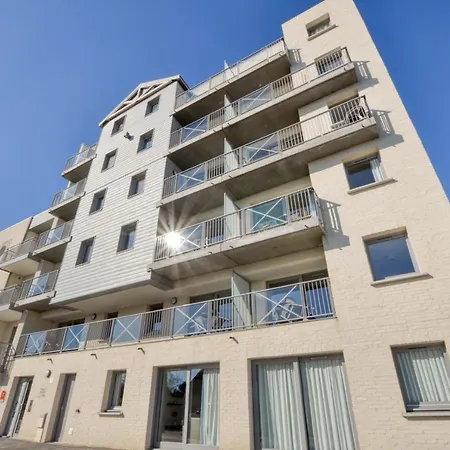 For 4 People With Balcony דירה